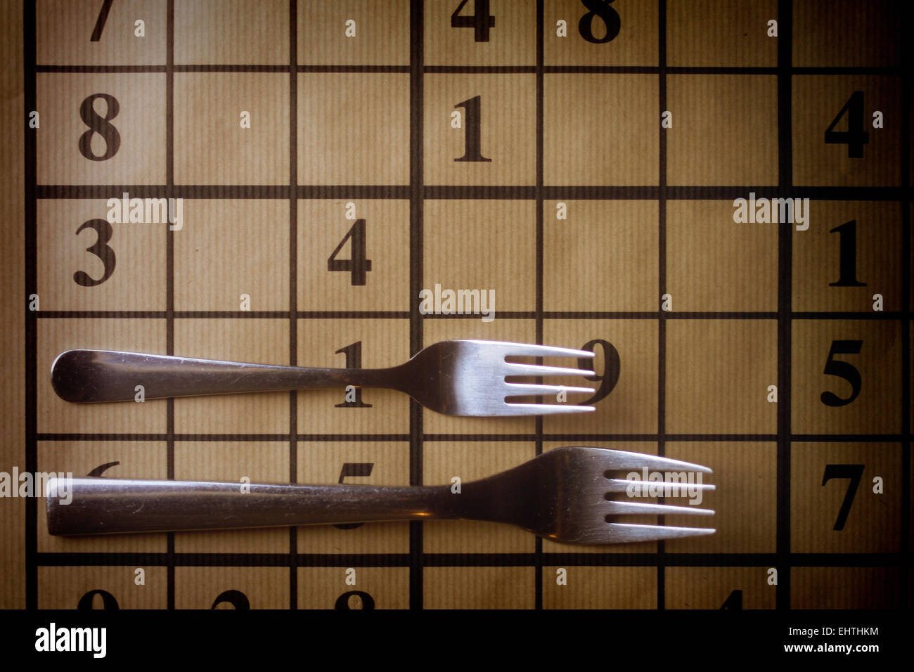 Des couverts design sudoku sur napperon Banque D'Images