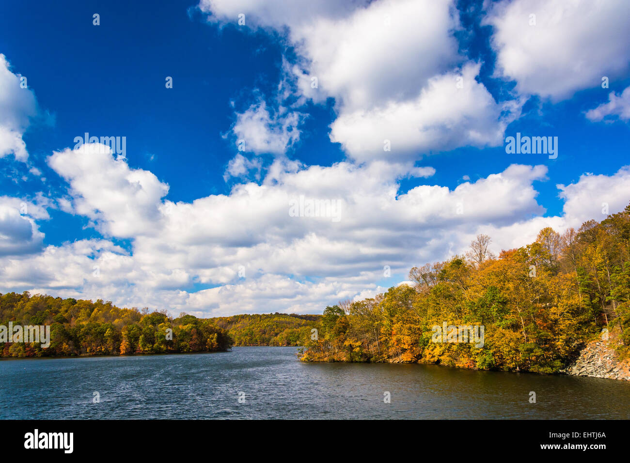 Au début de l'automne couleur à réservoir Prettyboy, dans Comté de Baltimore, Maryland. Banque D'Images