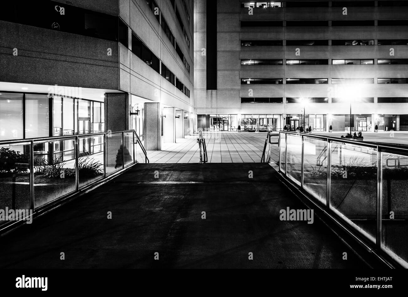 Passerelle surélevée et les bâtiments la nuit à Baltimore, Maryland. Banque D'Images