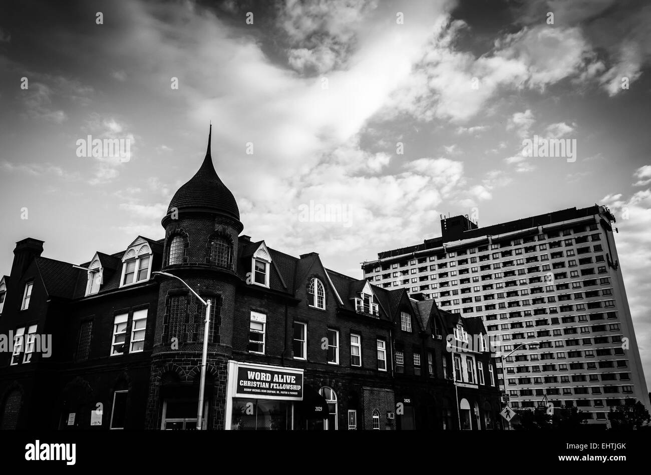 Soir nuages sur les bâtiments à Baltimore, Maryland. Banque D'Images