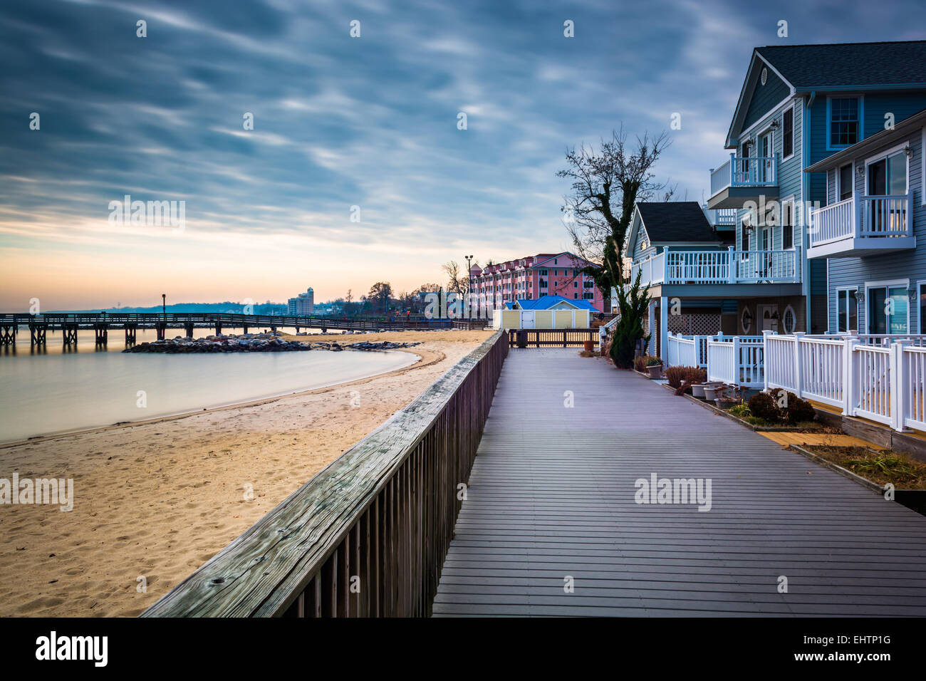 Maison sur la promenade et la rive de la baie de Chesapeake, à North Beach, Maryland. Banque D'Images