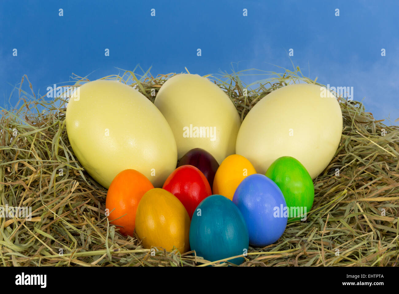 Œufs de Pâques colorés dans le foin et paille 9 Banque D'Images