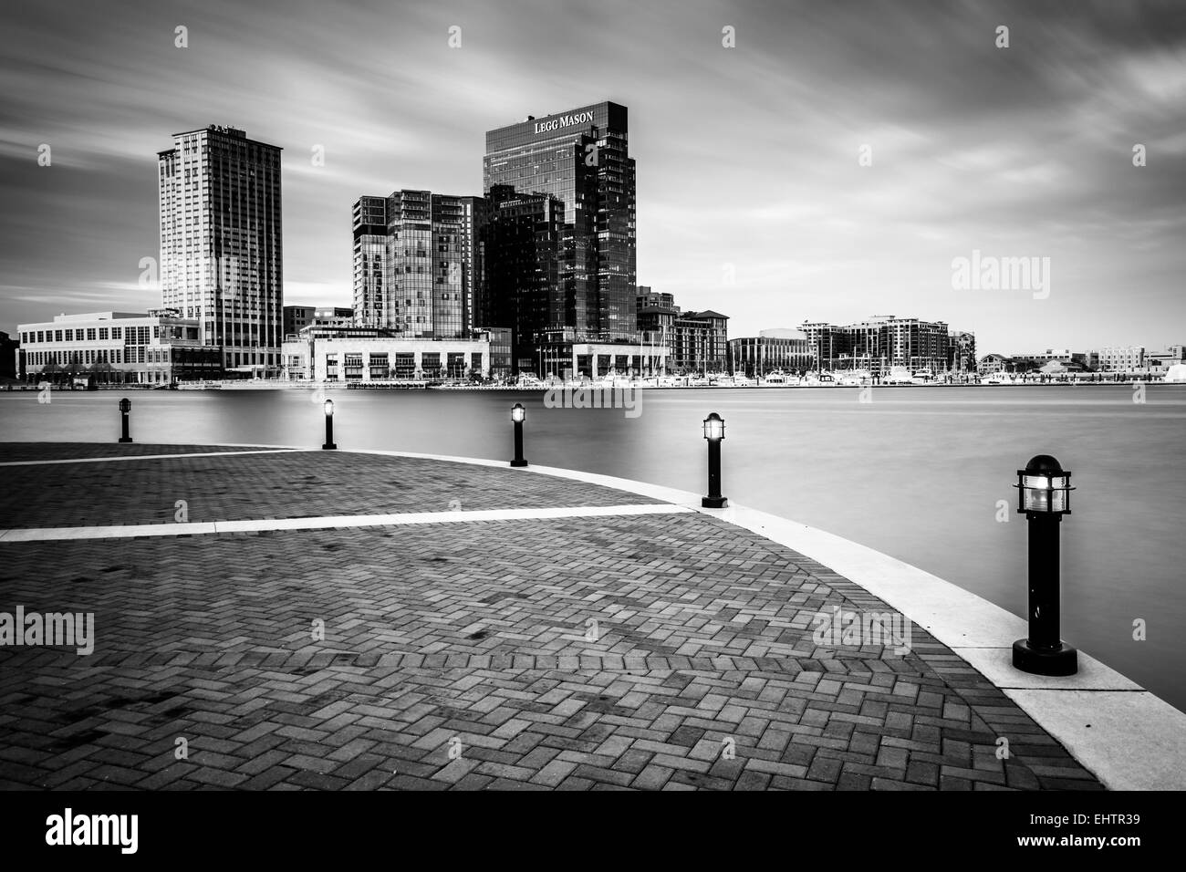 Une longue exposition de gratte-ciel à Harbour East, vu de la promenade du bord de mer au port intérieur, à Baltimore, Maryland. Banque D'Images