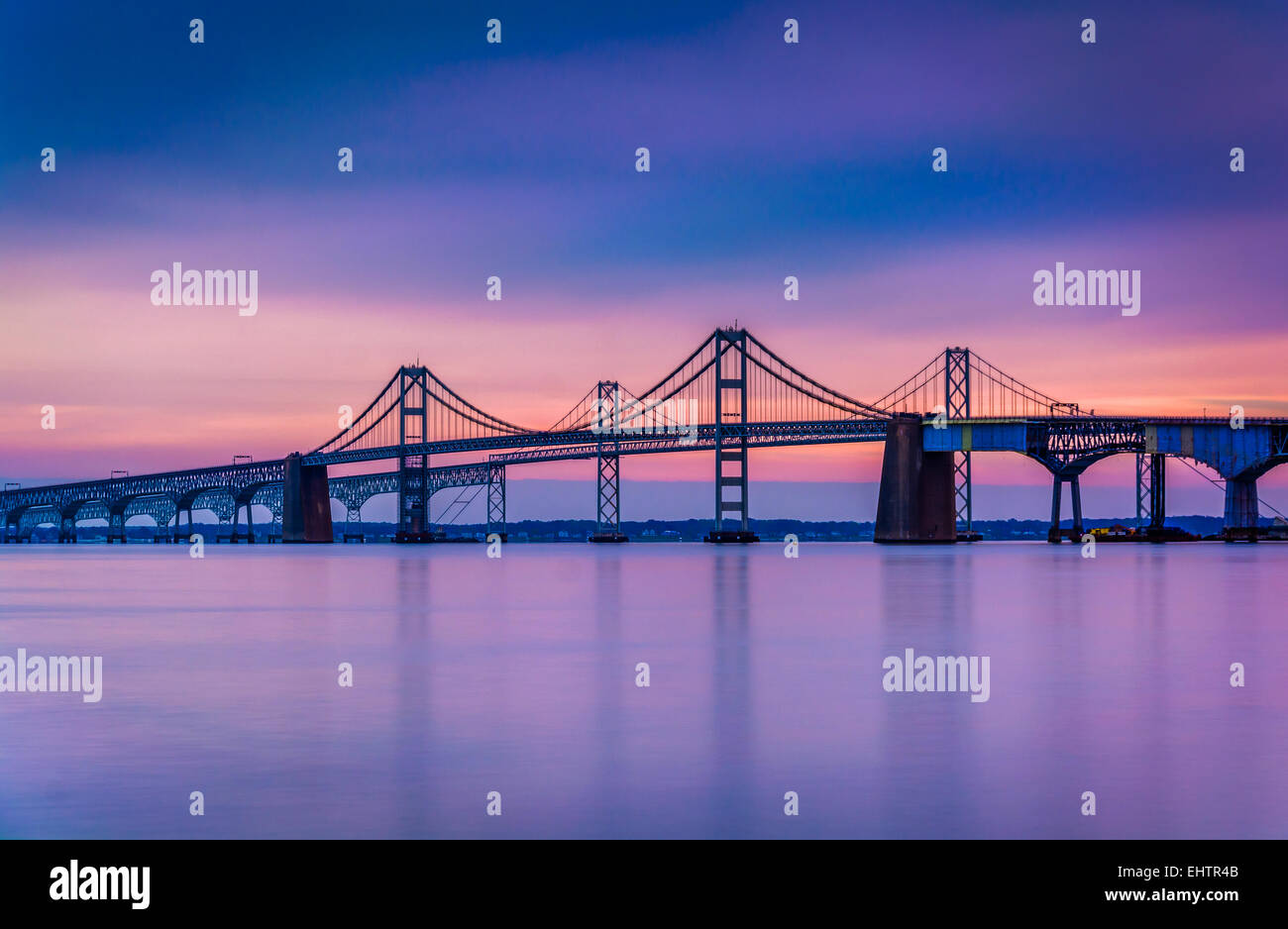 Une longue exposition de la Chesapeake Bay Bridge, de Sandy Point State Park, Maryland. Banque D'Images