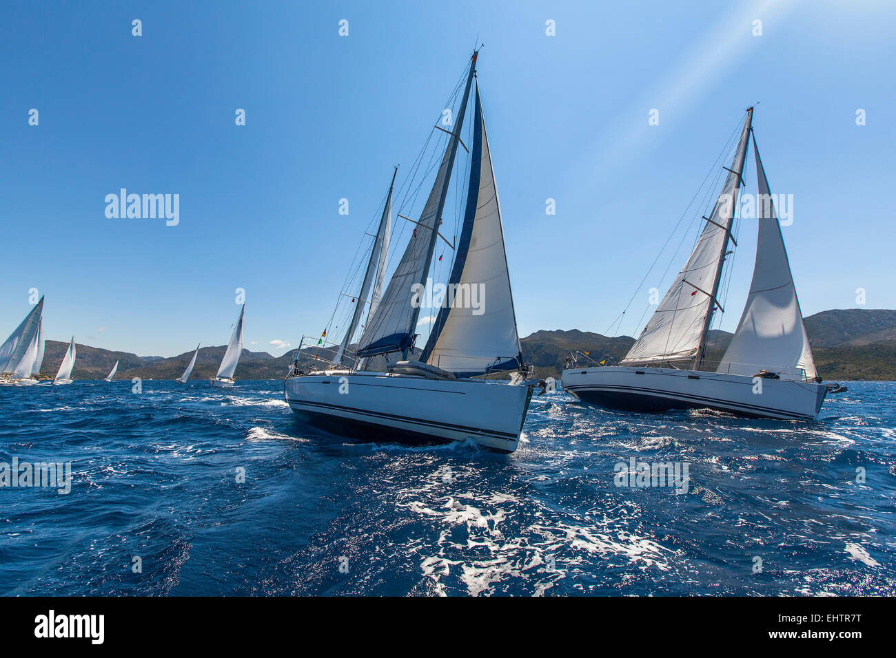Yacht à voile à la course. Les bateaux à voile Bateaux à voiles blanches dans la mer ouverte. Banque D'Images