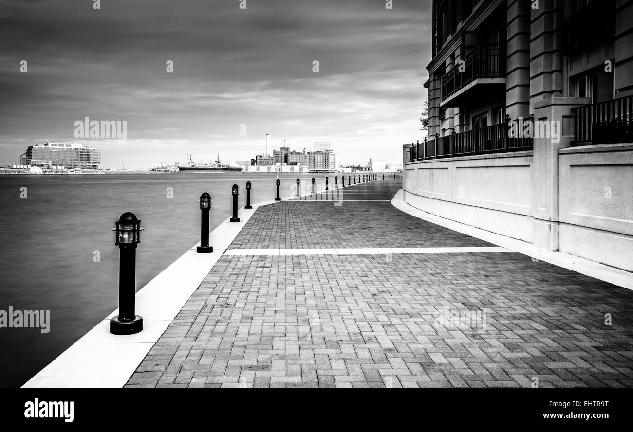 Une longue exposition de la promenade au bord de l'eau dans le port intérieur, Baltimore, Maryland. Banque D'Images