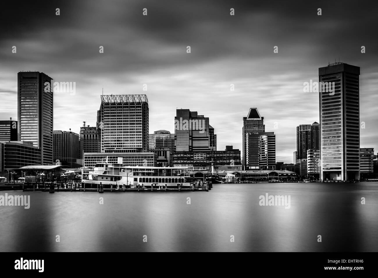 Une longue exposition de la skyline à Baltimore, Maryland. Banque D'Images