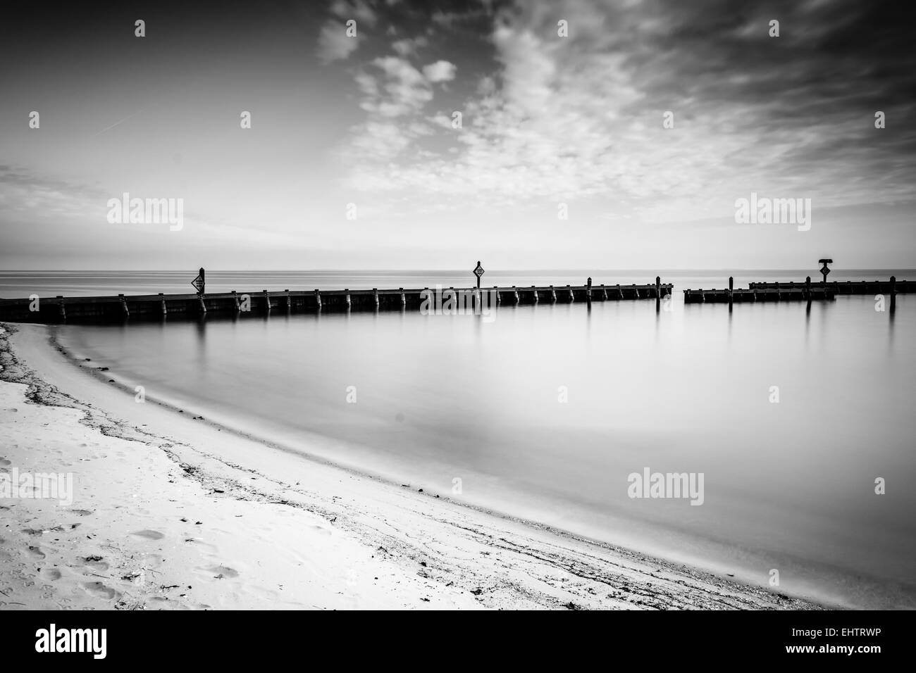 Une longue exposition sur la rive de la baie de Chesapeake, à North Beach, Maryland. Banque D'Images