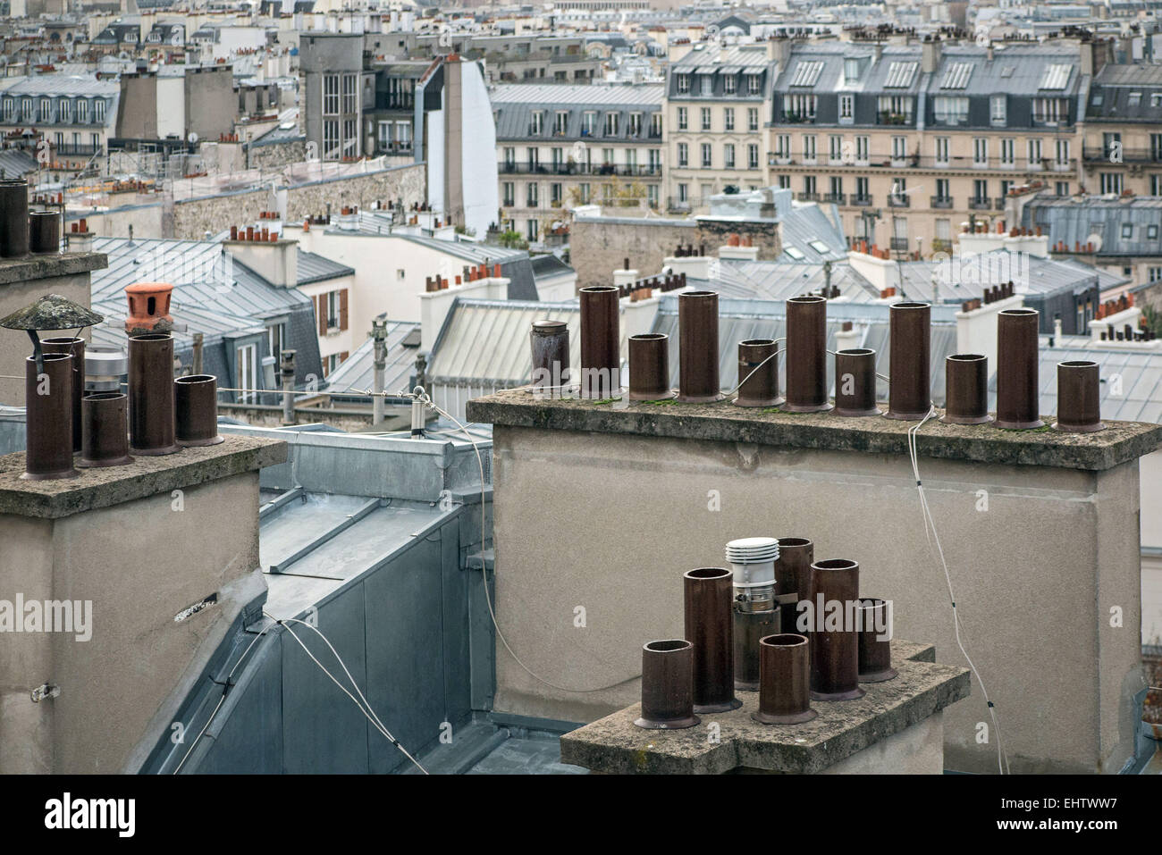 Les cheminées et les toits de Paris Banque D'Images