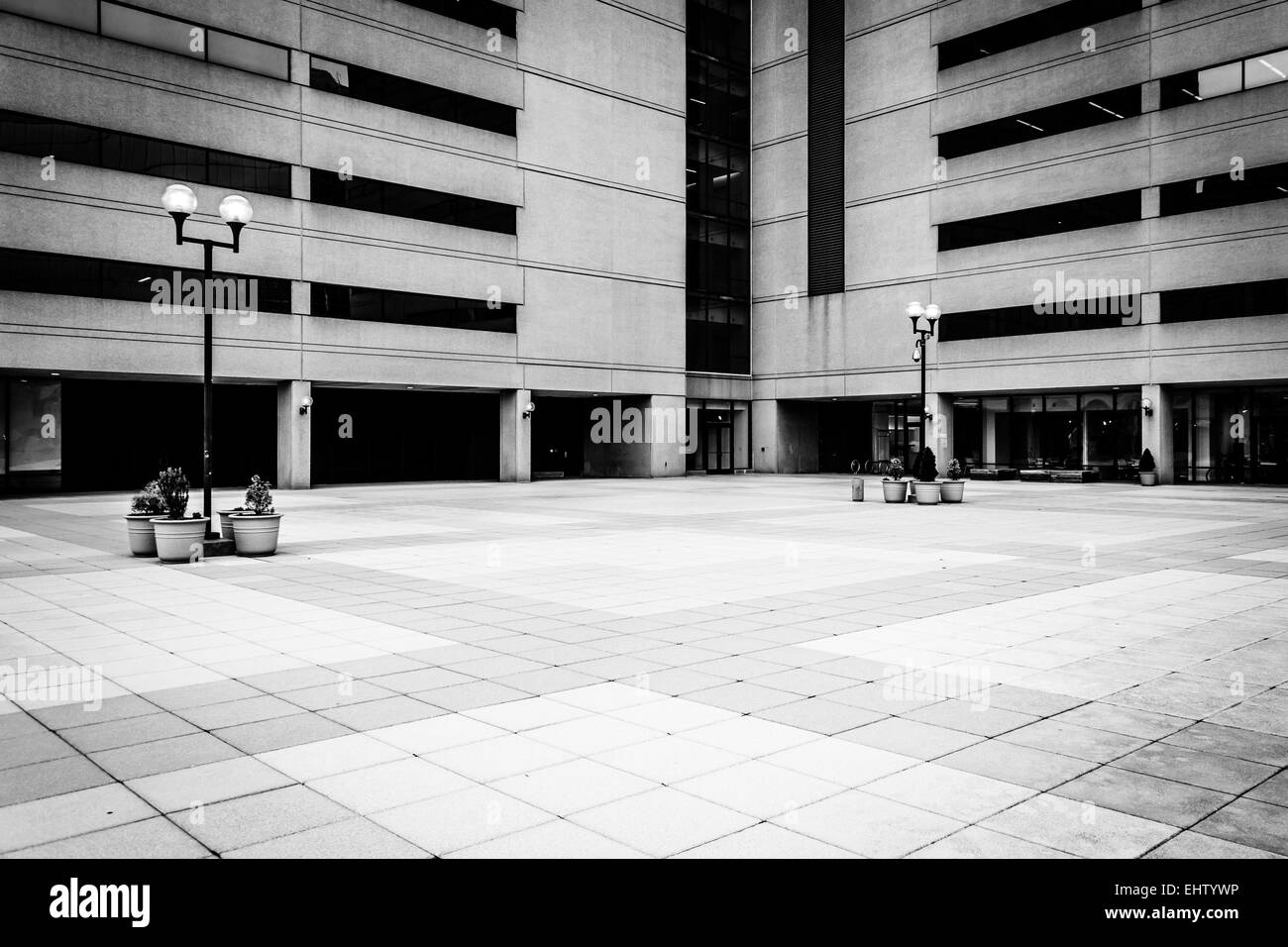 Plaza et l'immeuble de bureaux modernes au centre-ville de Baltimore, Maryland. Banque D'Images