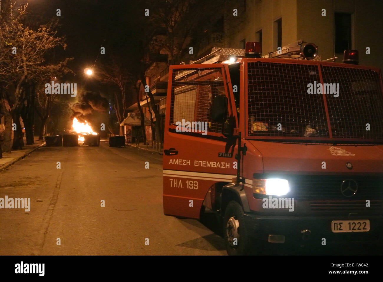 Athènes, Grèce. Mar 17, 2015. Un service d'incendie véhicule arrive pour arrêter les incendies.des échauffourées et les tensions entre la police grecque et authoritans Exarheia dans la région d'Athènes après la fin d'une manifestation contre les prisons à sécurité maximale de Athènes. Crédit : George/Panagakis Pacific Press/Alamy Live News Banque D'Images