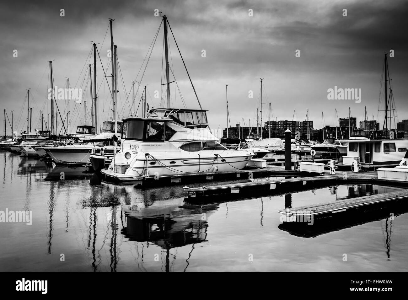 Réflexions dans une marina à Canton, Baltimore, Maryland. Banque D'Images
