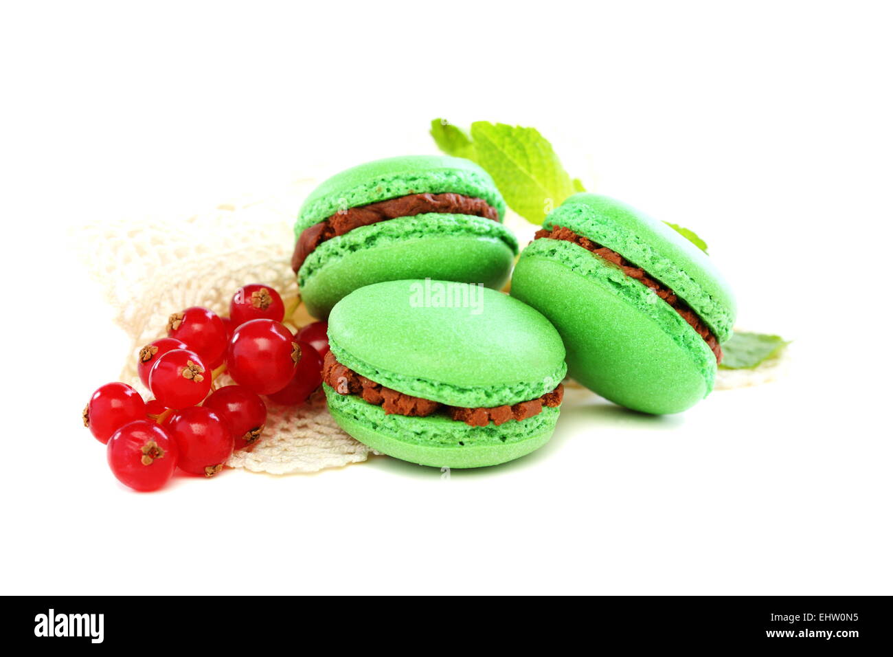 Délicieux macarons au chocolat et menthe. Banque D'Images