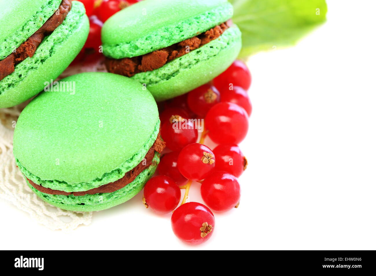 Macarons farcis au chocolat et menthe. Banque D'Images