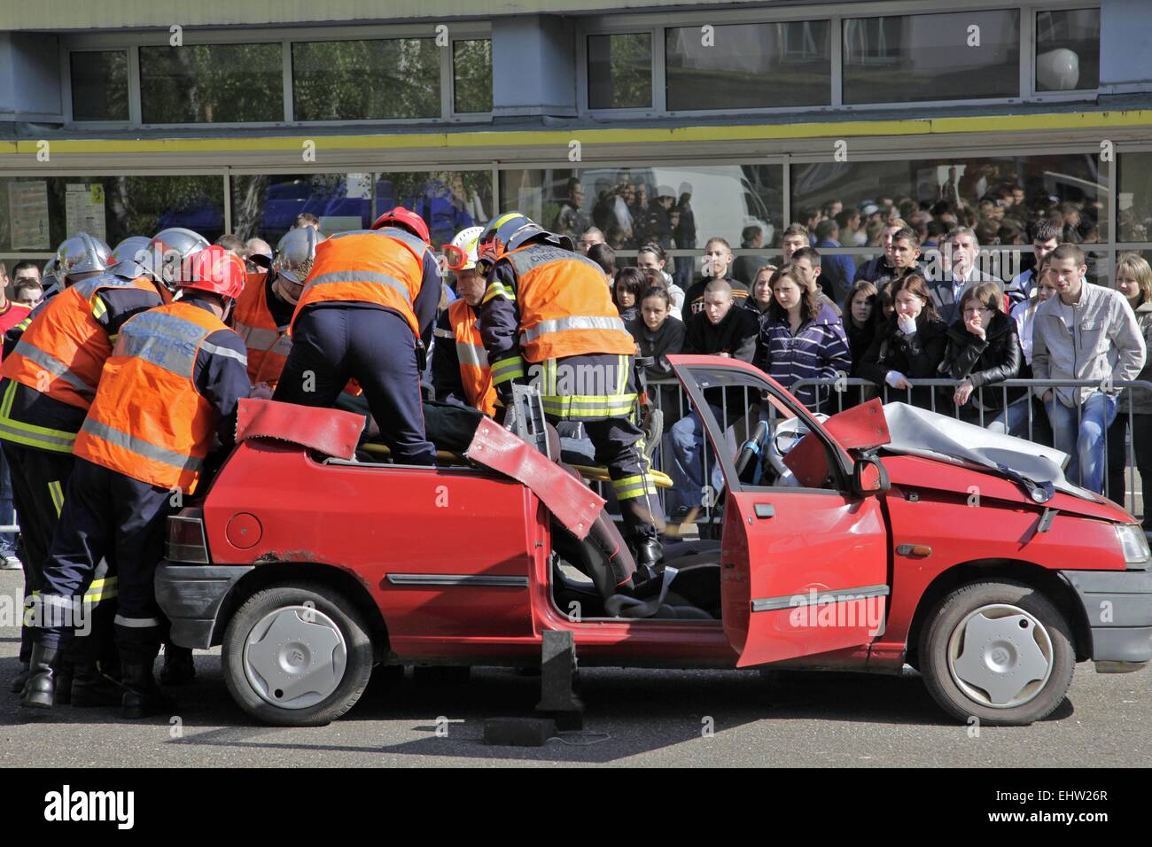 Les pompiers'EXERCER DANS UNE ÉCOLE SECONDAIRE, FRANCE Banque D'Images