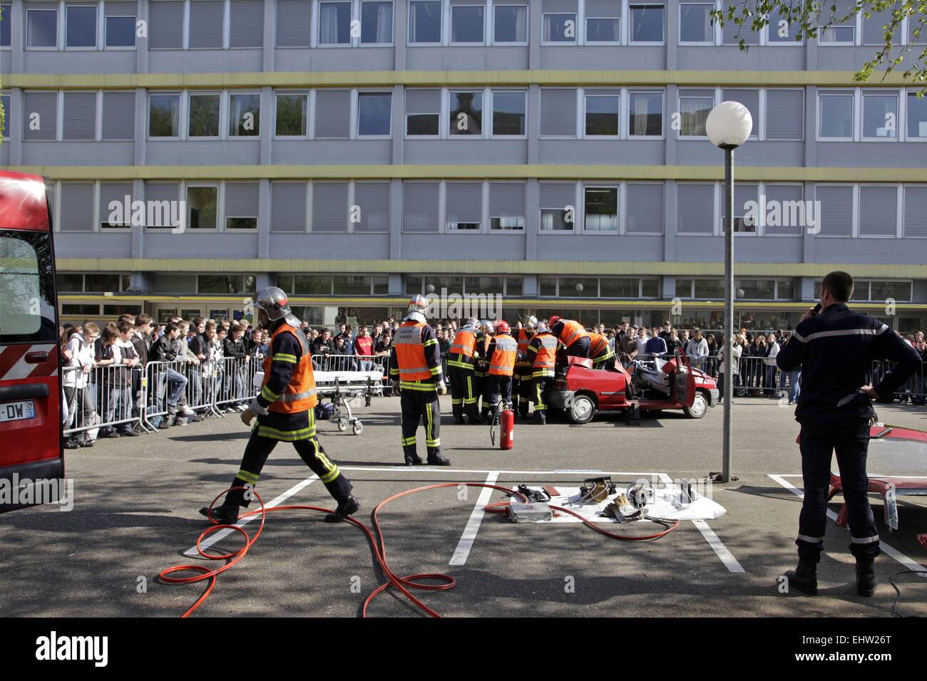 Les pompiers'EXERCER DANS UNE ÉCOLE SECONDAIRE, FRANCE Banque D'Images