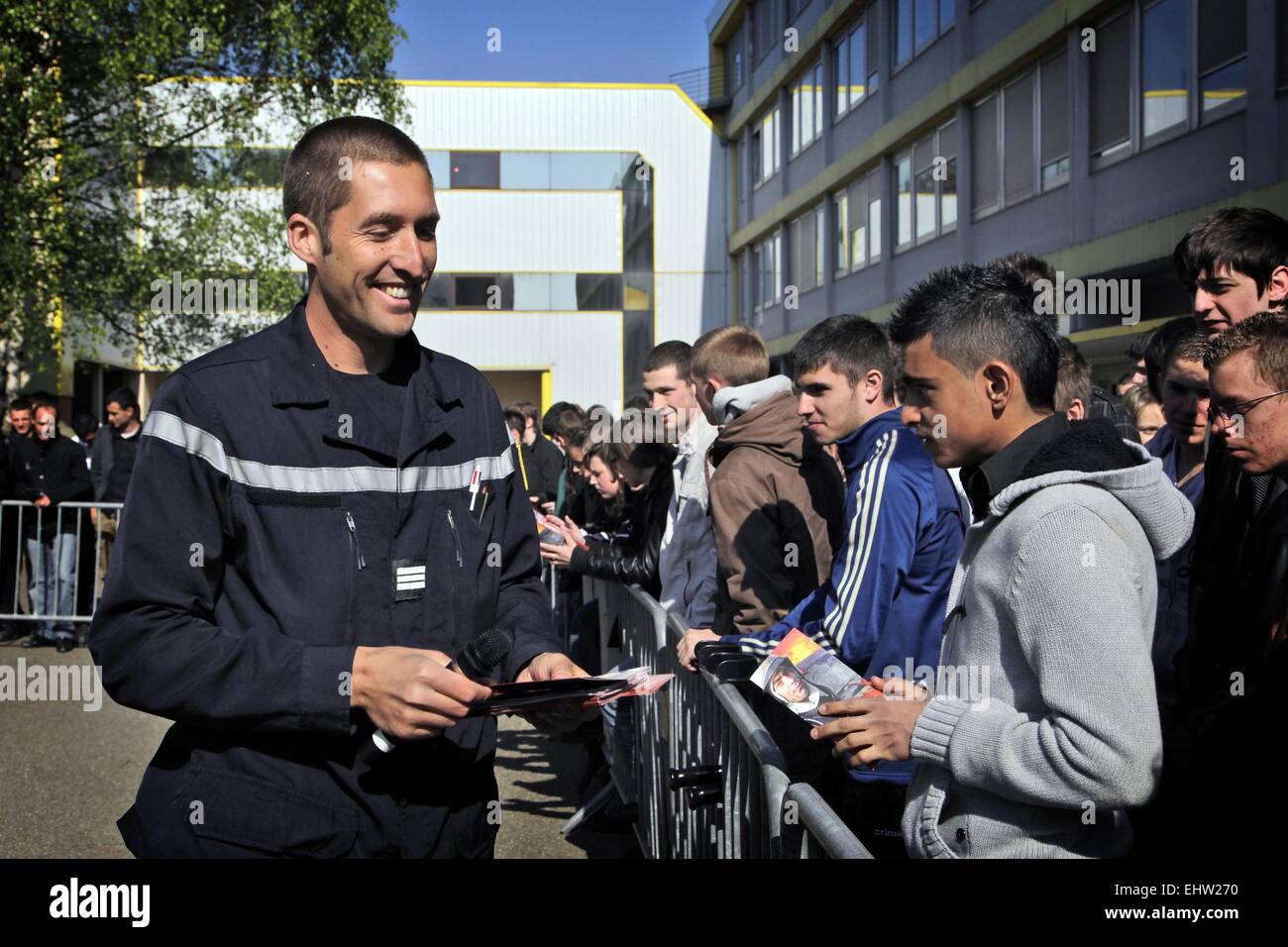Les pompiers'EXERCER DANS UNE ÉCOLE SECONDAIRE, FRANCE Banque D'Images