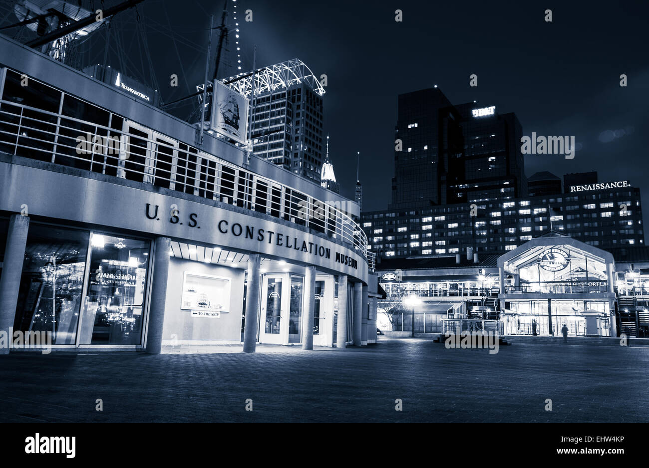 Le Musée de l'USS Constellation et Pratt Street Pavilion pendant le crépuscule, à Inner Harbor de Baltimore, Maryland. Banque D'Images