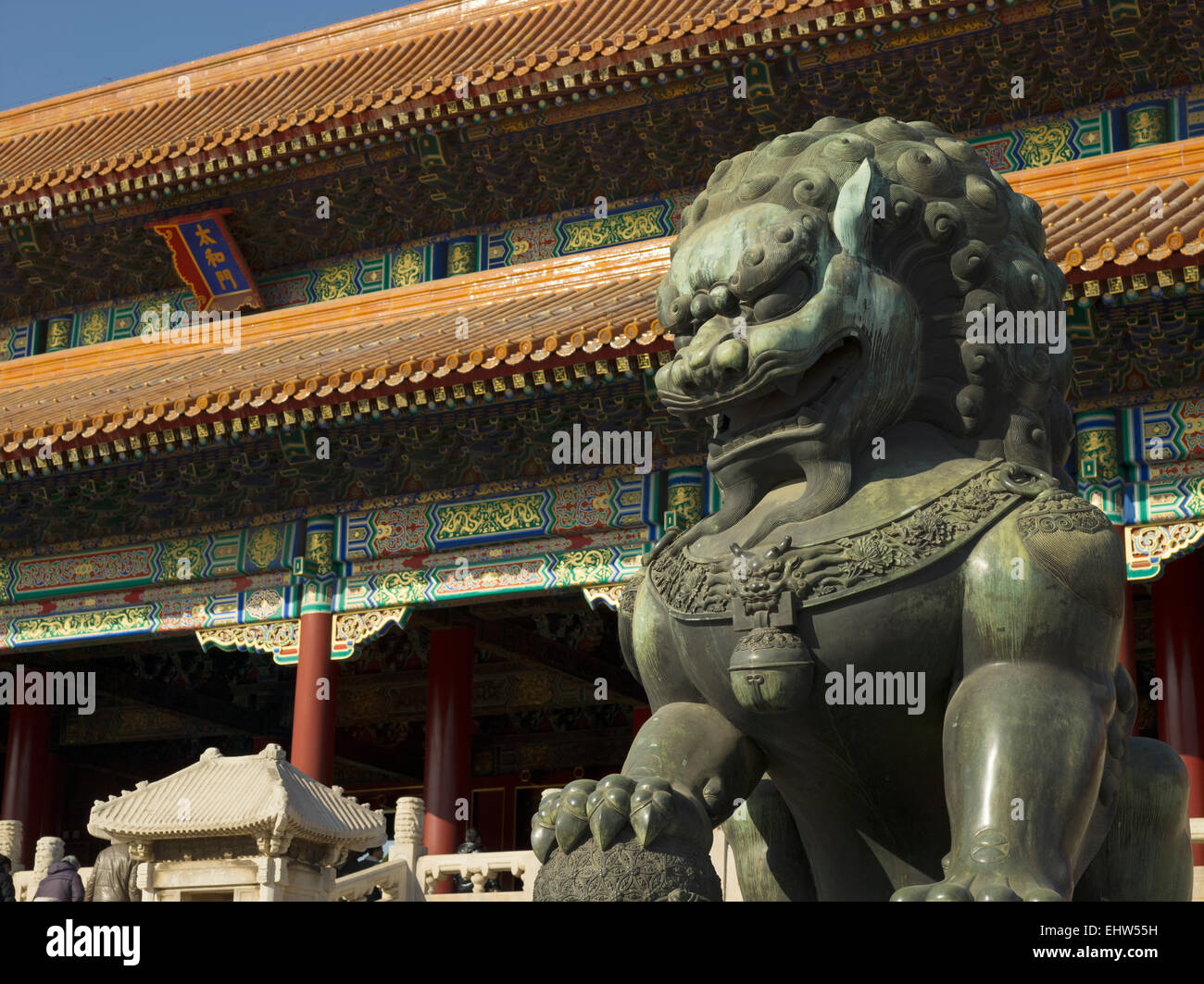 Homme lion en bronze, porte de l'harmonie suprême, cour extérieure, Forbidden City, Beijing, China, Asia Banque D'Images