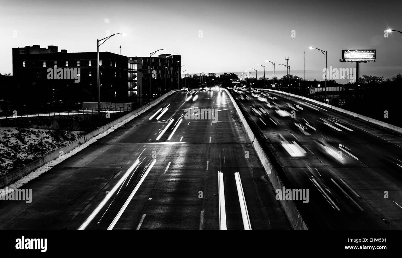 La circulation sur l'autoroute de Jones Falls, au crépuscule, à Baltimore, Maryland. Banque D'Images