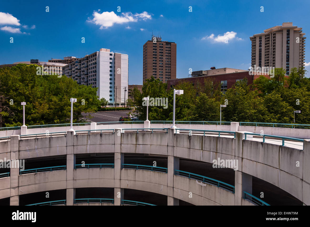 Vue d'un garage de stationnement et aire de tours à Towson, Maryland. Banque D'Images