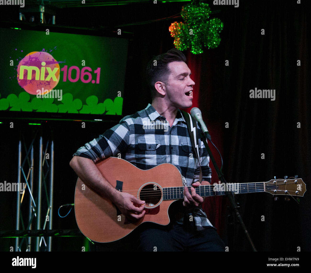 Bala Cynwyd, Pennsylvania, USA. 17 mars, 2015. American Singer-Songwriter Andy Grammer effectue au Mix 106's Performance Theatre le 17 mars 2015 à Bala Cynwyd, Pennsylvania, United States. Crédit : Paul Froggatt/Alamy Live News Banque D'Images