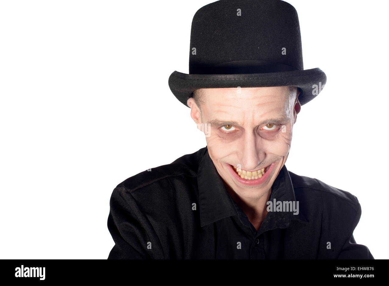 L'homme déguisé en Dracula pour l'halloween avec chapeau noir Photo Stock -  Alamy