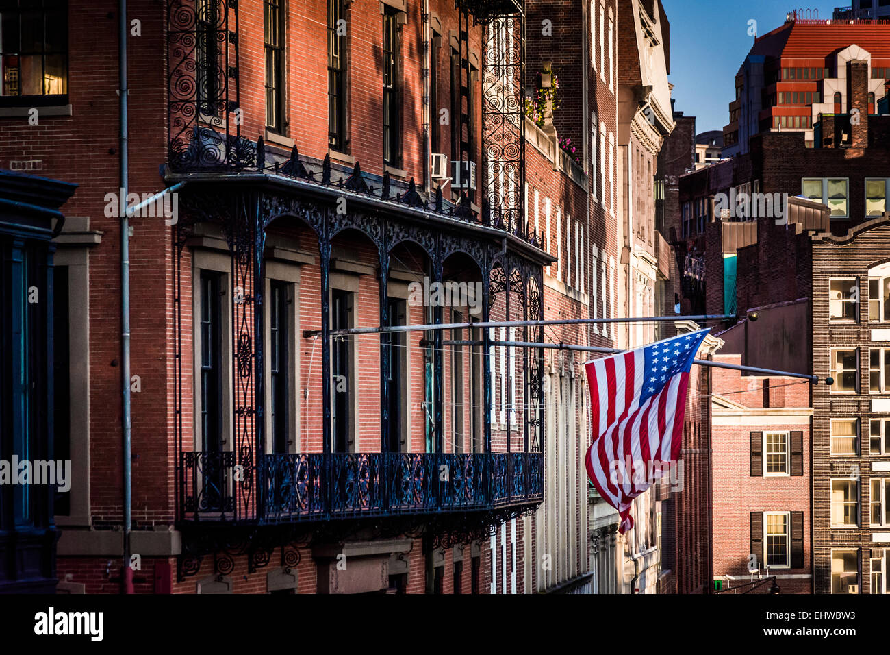 Drapeau américain suspendu à un bâtiment à Boston, Massachusetts. Banque D'Images