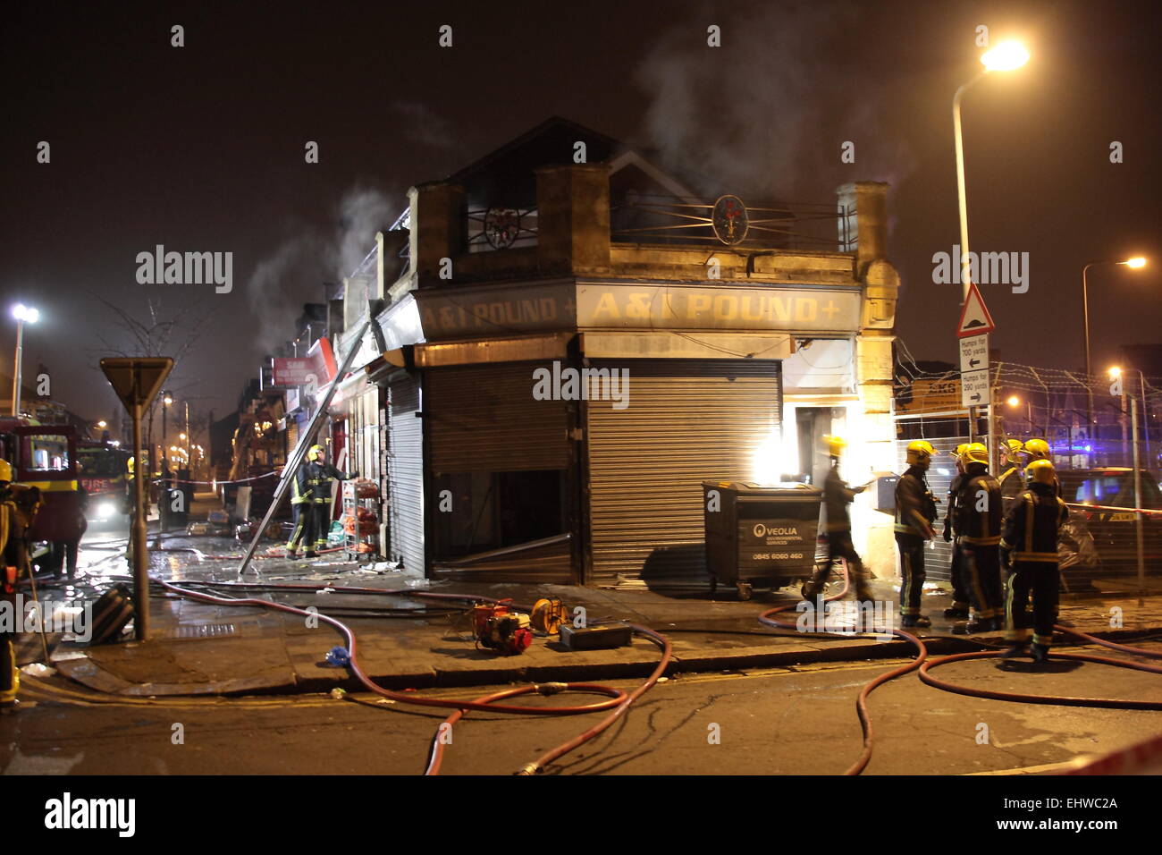 Ilford, Londres, Royaume-Uni. Mercredi 18 mars 2015. 11 sauvé du feu dans les appartements au-dessus d'une boutique à Ilford. Six pompiers de partout dans l'Est de Londres s'attaque à un incendie dans un immeuble d'appartements à Ilford, tôt ce matin. London Fire Brigade a signalé que six adultes et cinq enfants dont un bébé ont été secourus par les pompiers en utilisant des échelles. Il est signalé que l'incendie a éclaté dans un magasin ci-dessous les appartements. Banque D'Images