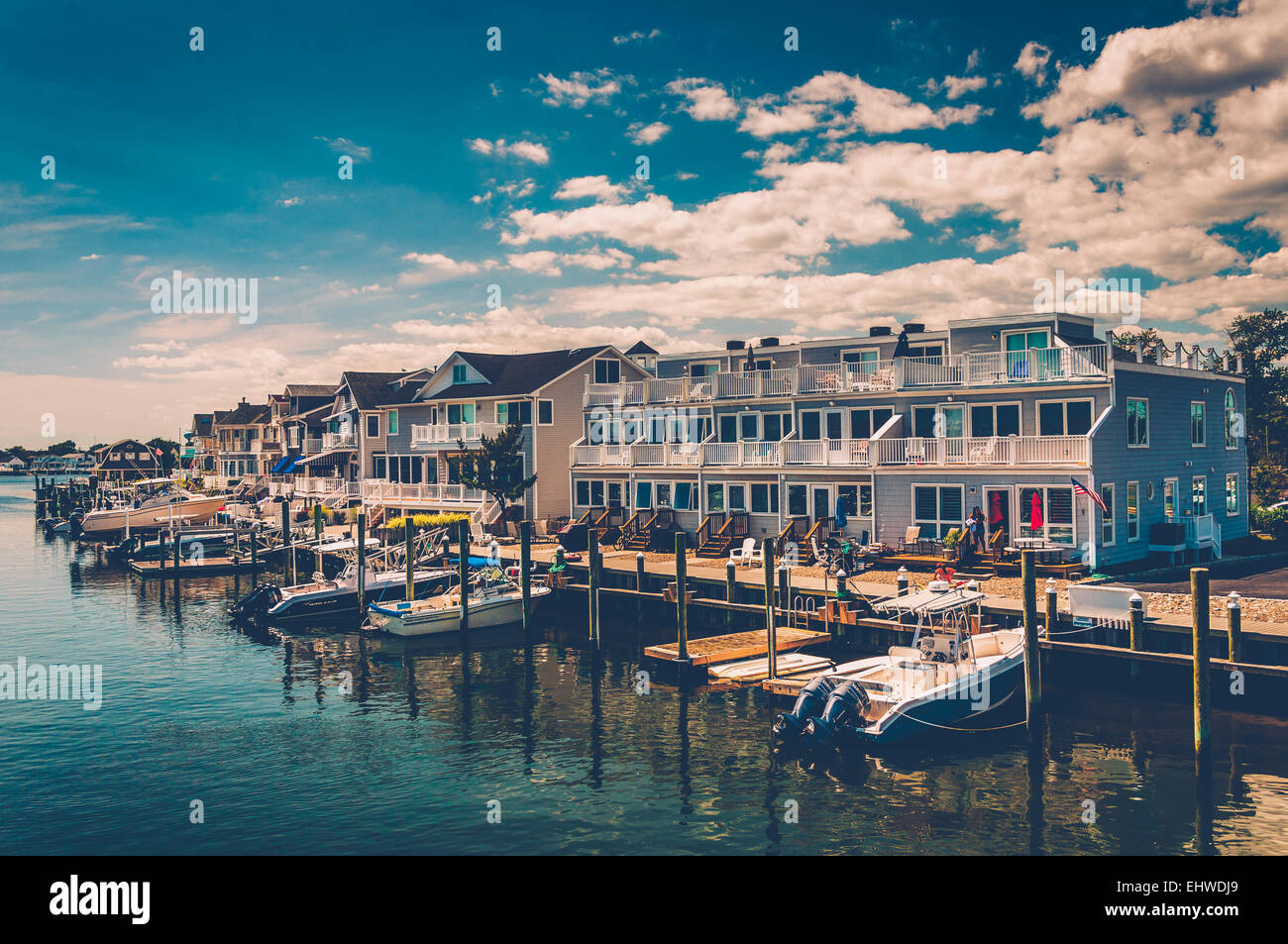 Des bateaux et des maisons le long de Lake Louise dans Point Pleasant Beach, New Jersey. Banque D'Images