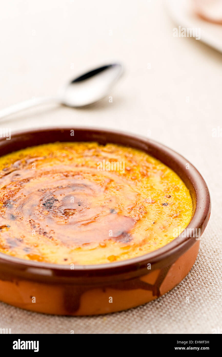 Crème catalane crème brûlée ou garni d'une couche de caramel croquant servi dans un pannekin pour un délicieux specialités Banque D'Images