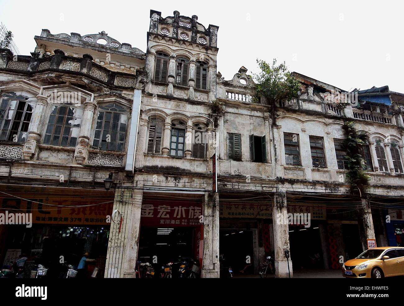 (150318) -- BEIJING, 18 mars 2015 (Xinhua) -- Photo prise le 31 mars 2014 montre un Qilou bâtiment construit dans les années 1930, à Haikou, capitale de la province de Hainan en Chine du sud. Qilou, bâtiments ou arcade-maisons, ont d'abord été populaire en Europe et a ensuite été présenté au monde. Le premier bâtiment fut construit en Qilou Guangzhou, capitale de la province du Guangdong en Chine du sud, qui est également parmi les premières villes côtières d'embrasser la culture étrangère et de commencer la modernisation. Dans les années 30 et 40, l'architecture Qilou a commencé à prévaloir dans le sud de la Chine comme le Guangdong, Guangxi, Hainan et Fuji Banque D'Images