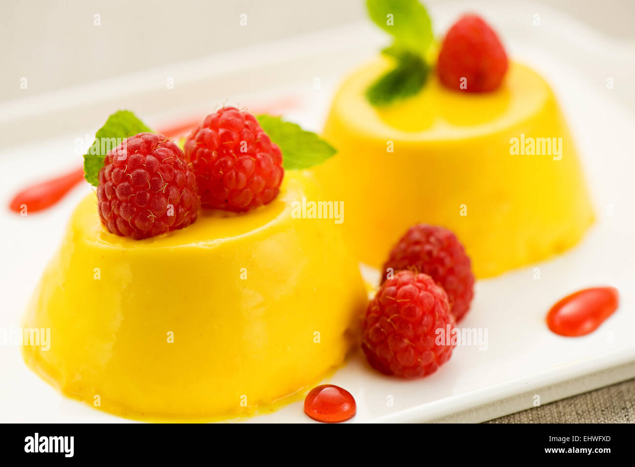 Crème au four dessert avec fruits rouges framboises et de la menthe fraîche , plan rapproché sur une plaque Banque D'Images