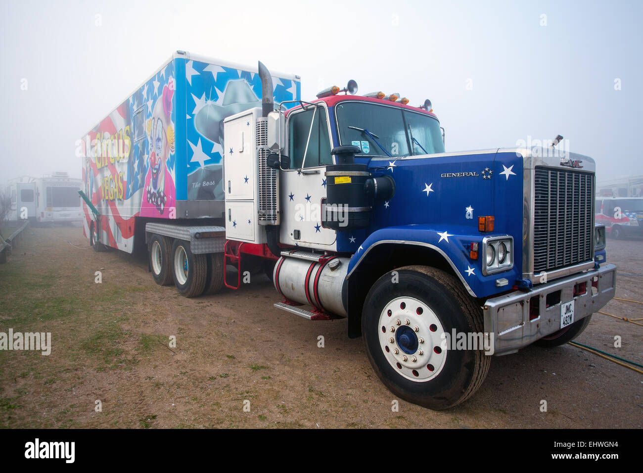 Oncle sam's American Circus, camion peint sur mesure et cabine de USA Peterbilt Trucks à Southport, Merseyside, Royaume-Uni Mars, 2015. Le spectacle du cirque entièrement humain, propriété des directeurs du spectacle John Courtney et Stephen Courtney, qui se transforme en Circus Vegas, est arrivé à Southport. Le spectacle itinérant produit par le célèbre Uncle sam's Great American Circus tourne dix mois par an. C'est une organisation irlandaise, une sélection étoilée d'Americana. LES véhicules lourds AMÉRICAINS Kenworth et Peterbilt HGV art Monster décorés de camions regardent la partie quand ils roulent en ville, Banque D'Images