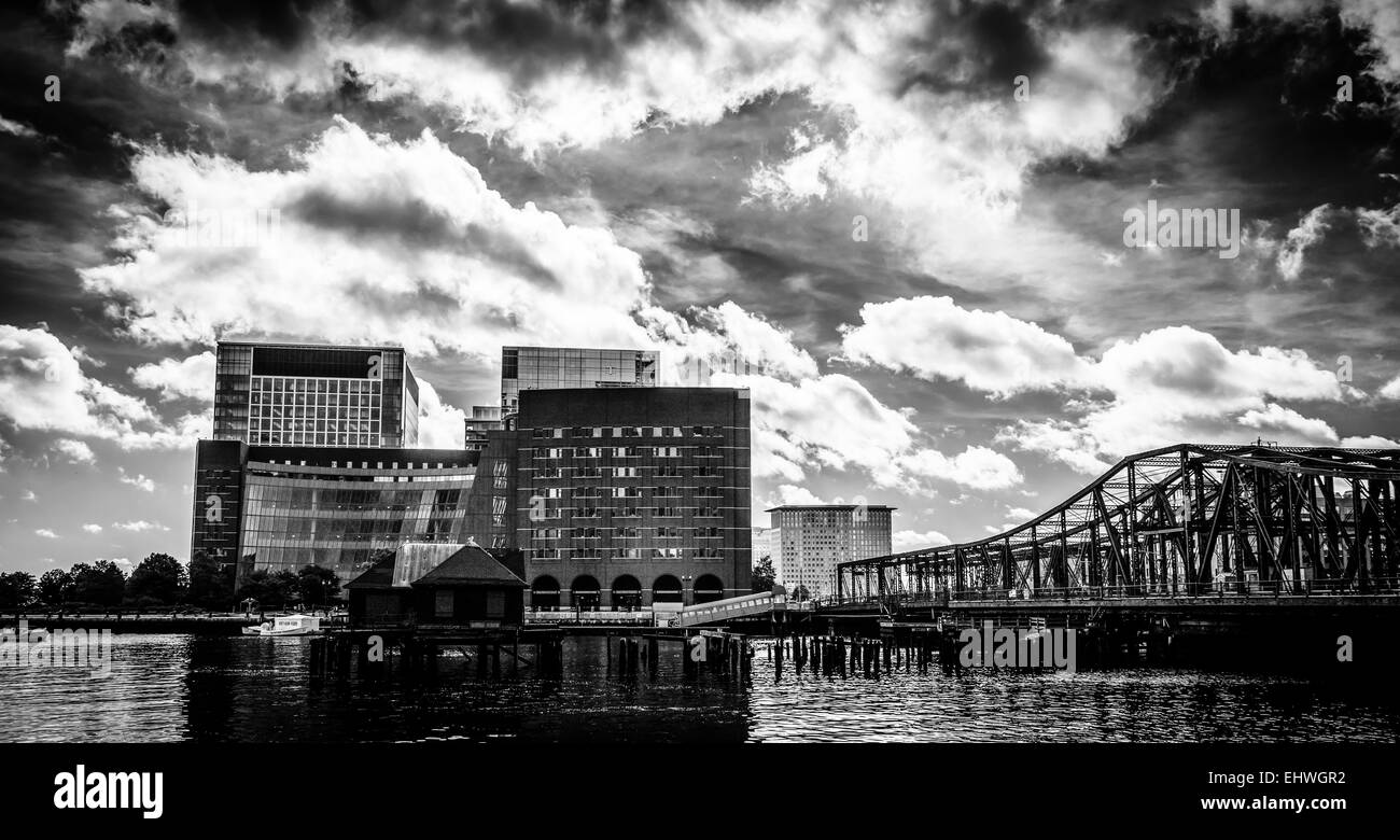 Ciel dramatique au-dessus de bâtiments et ponts à Boston, Massachusetts. Banque D'Images