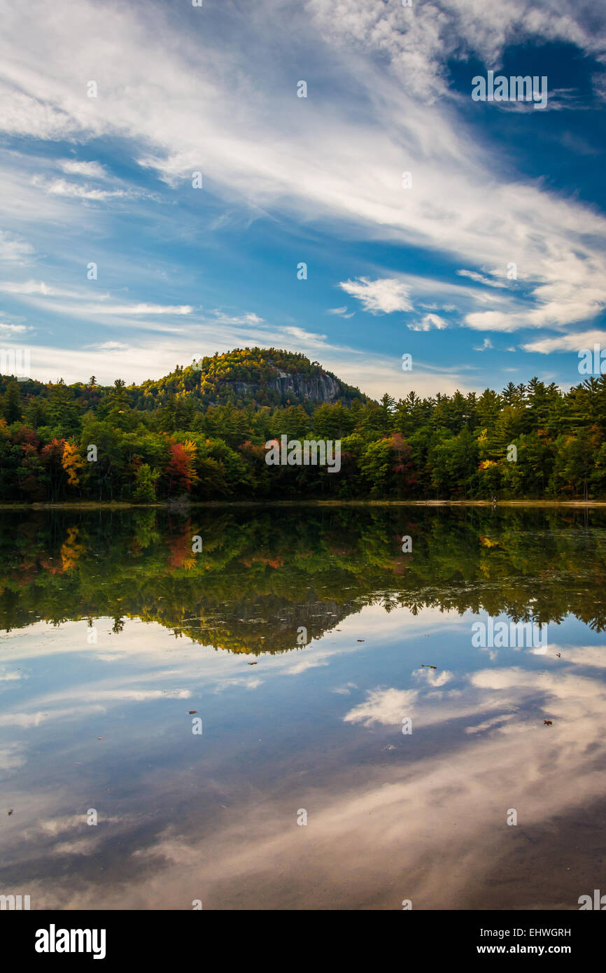 Au début de l'automne couleur et réflexions à Echo Lake dans la région de Echo Lake State Park, New Hampshire. Banque D'Images