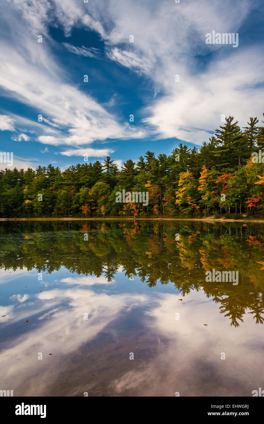 Au début de l'automne couleur et réflexions à Echo Lake dans la région de Echo Lake State Park, New Hampshire. Banque D'Images