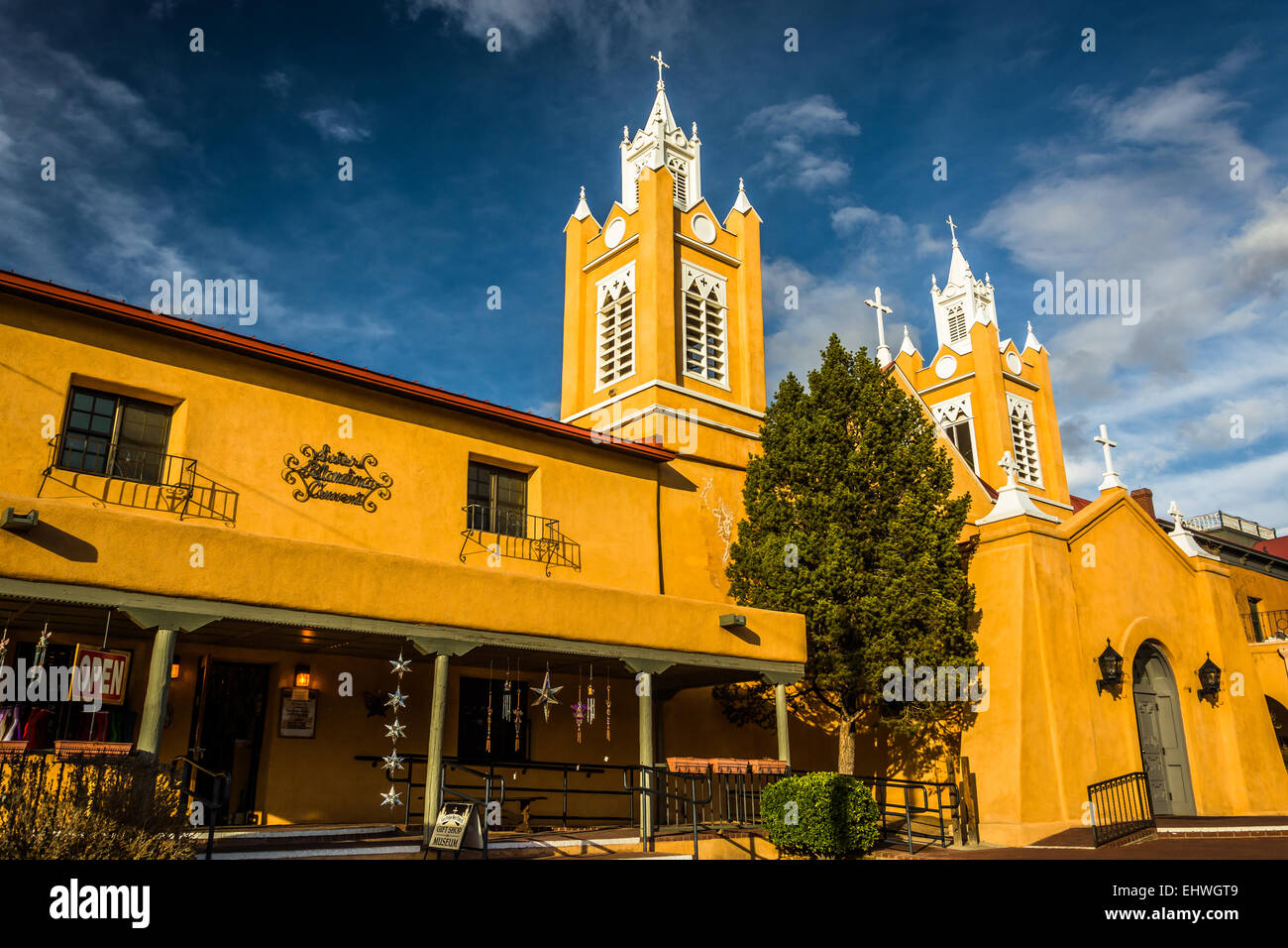 Lumière du soir sur l'église San Felipe Neri, dans Old Town, Albuquerque, Nouveau Mexique. Banque D'Images