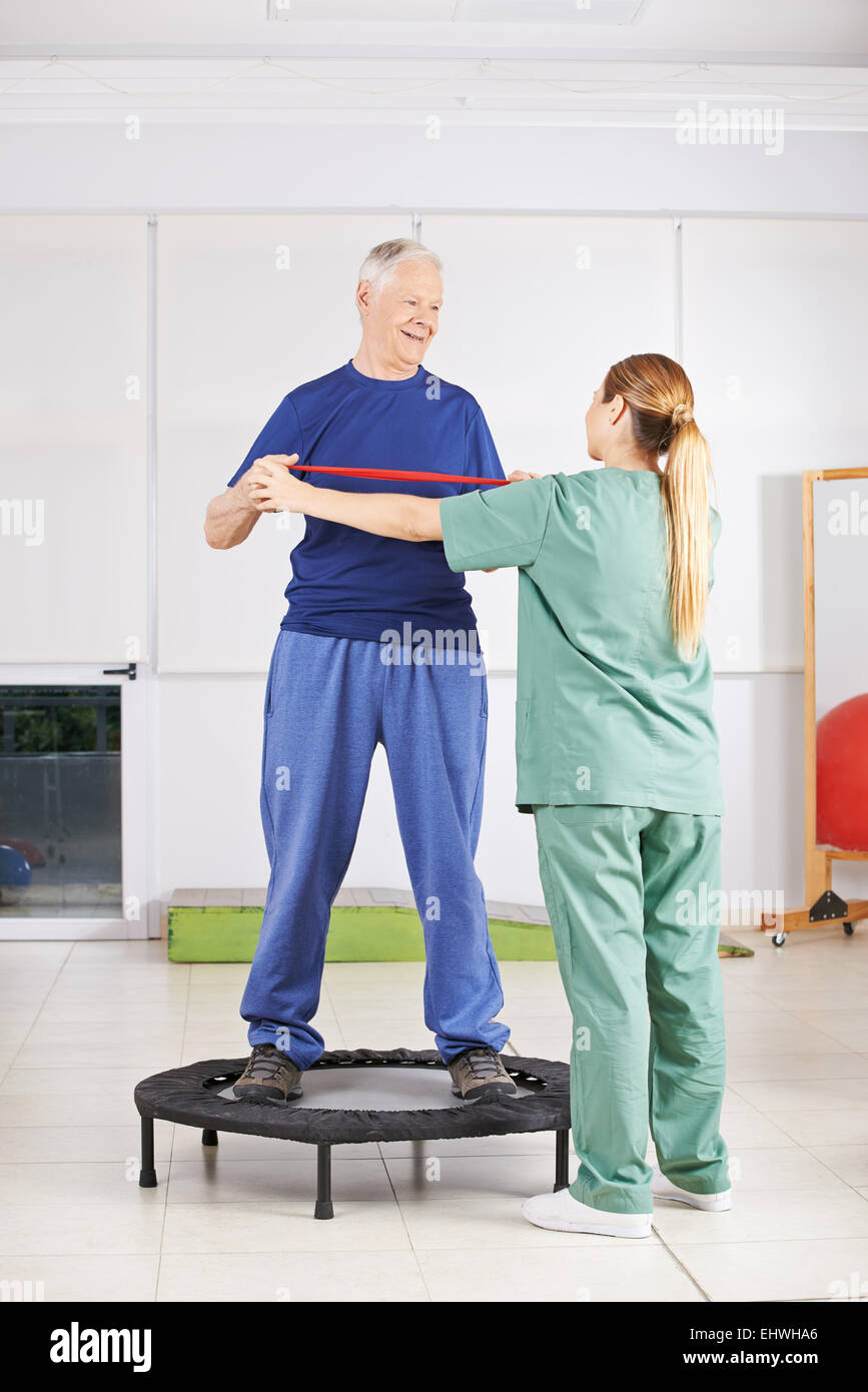 Man avec l'exercice de la physiothérapie au cours de trampoline Photo Stock  - Alamy