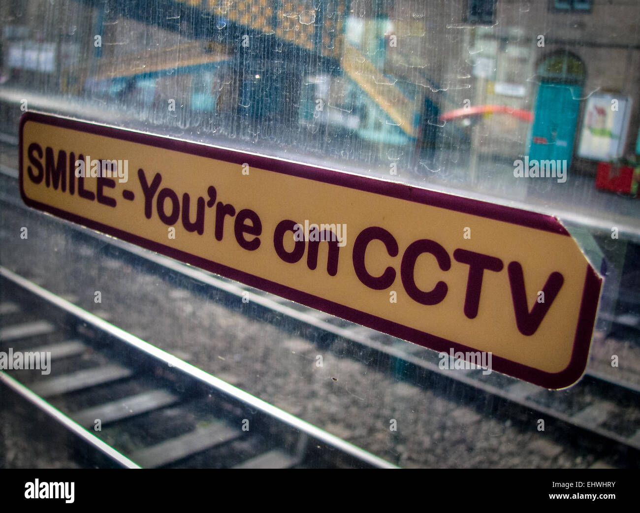 Autocollant CCTV Signe sur une fenêtre de train dans une gare Banque D'Images