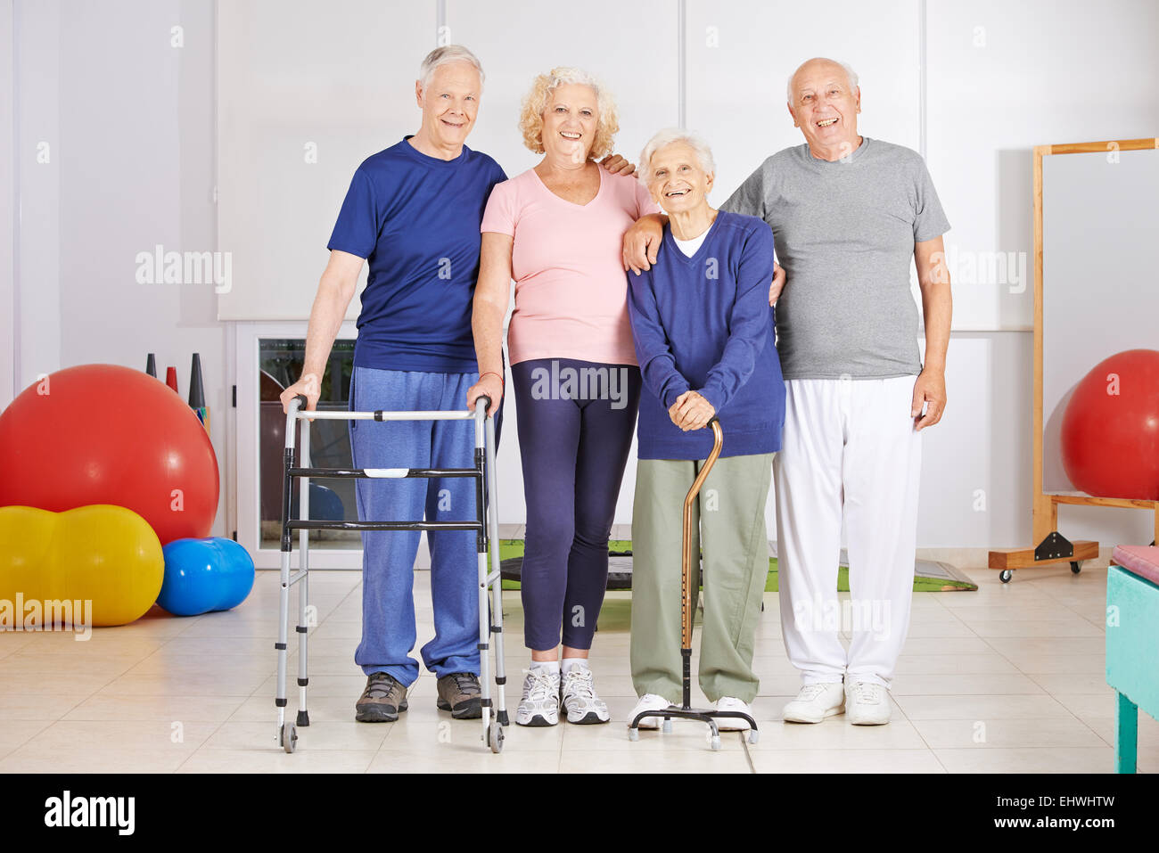 Heureux groupe de hauts gens debout dans la salle de physiothérapie Banque D'Images