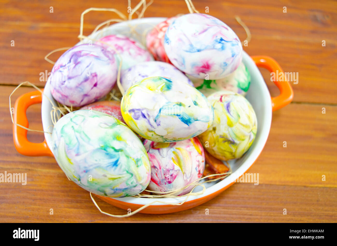 Bande d'œufs de Pâques colorés à la main close up dans un pot en métal Banque D'Images