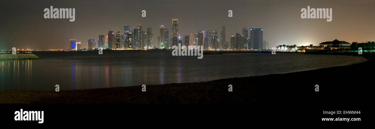 Panorama de nuit de la Corniche, Skyline, Doha Qatar Moyen-orient Banque D'Images