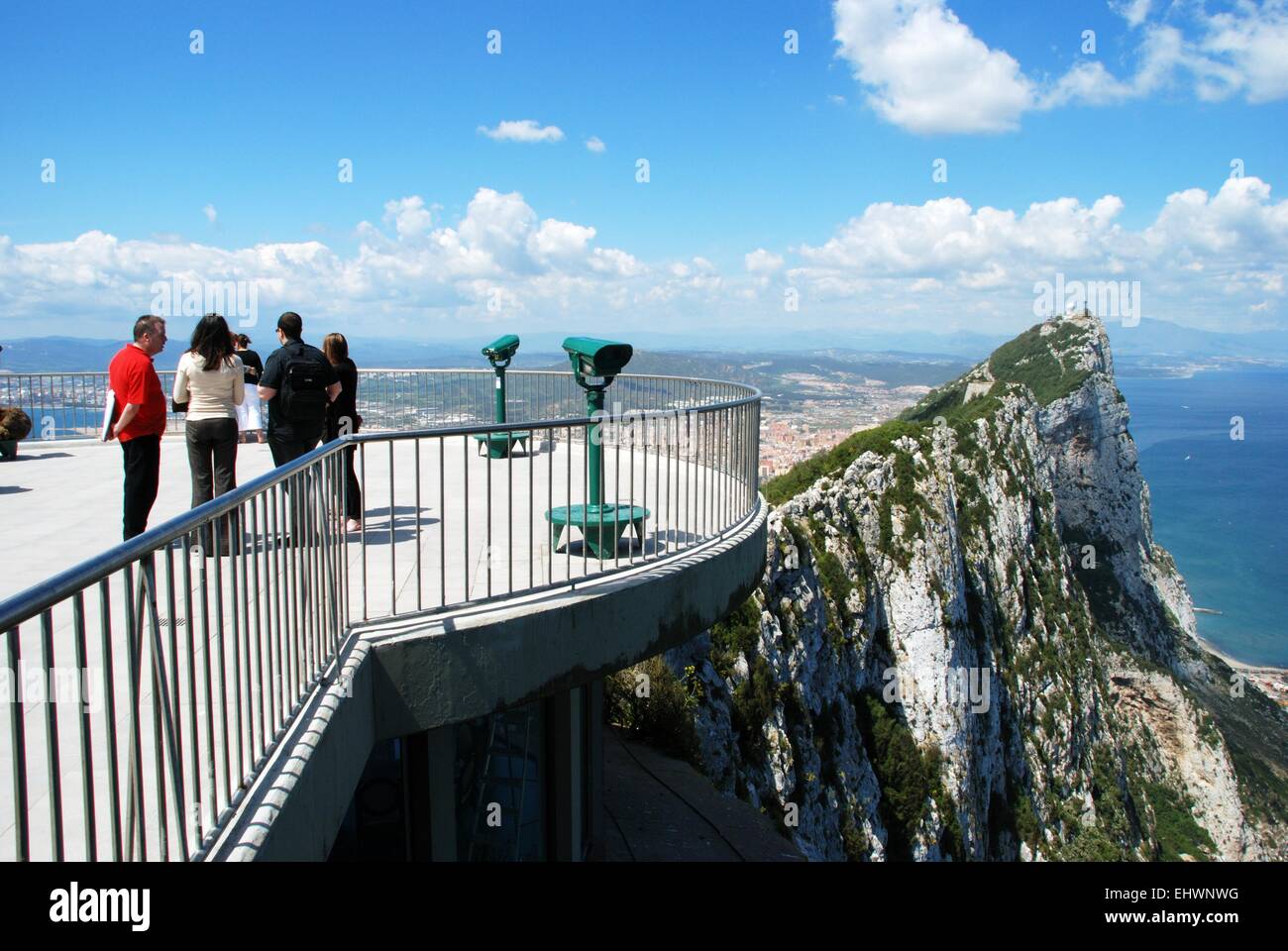 Les touristes sur la plate-forme d'observation avec la roche et le littoral espagnol à l'arrière, Gibraltar, Royaume-Uni, Europe de l'Ouest. Banque D'Images
