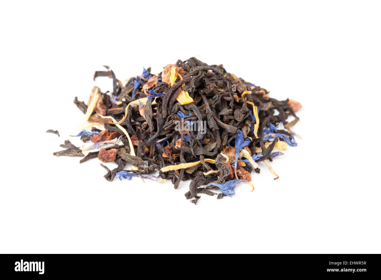 Petit tas de feuilles grand thé noir mélangé avec des herbes et des fruits secs. Calendula, tournesol, bleuet, baies de rose musquée Banque D'Images
