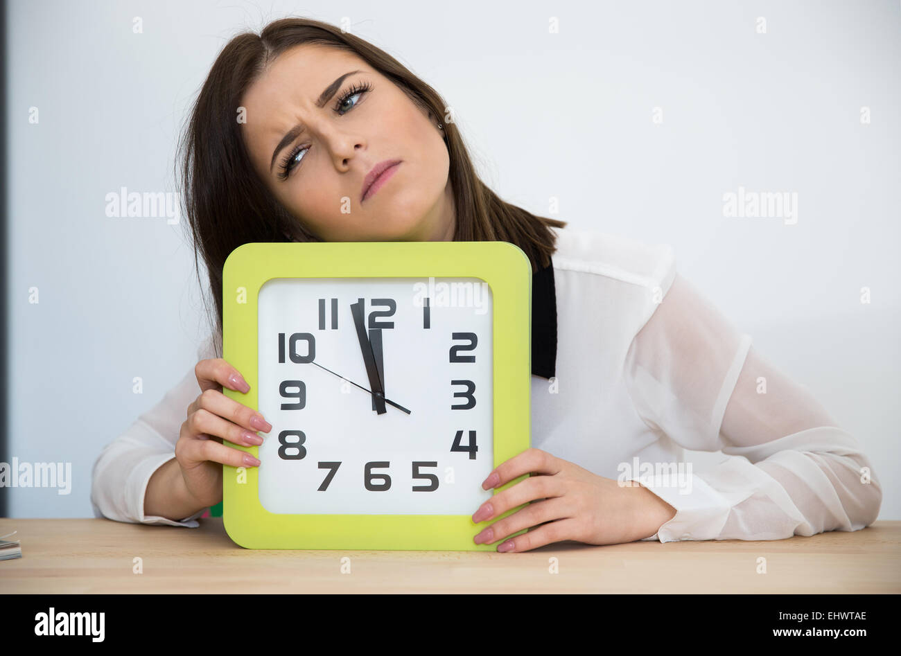Two businesswomen assis à la table avec l'horloge. En attente de briser Banque D'Images Two businesswomen assis à la table avec l'horloge. En attente de briser Banque D'Images