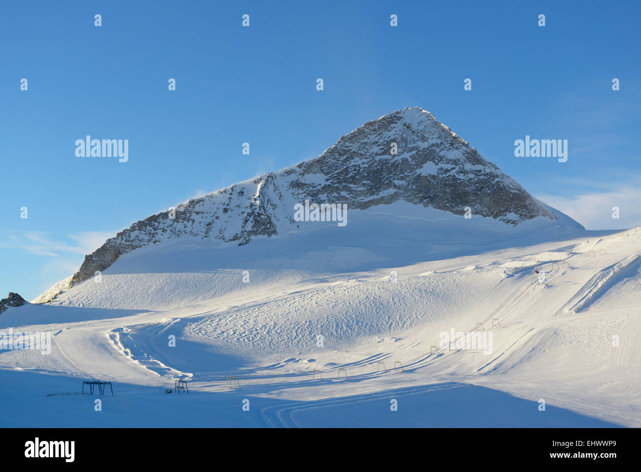 Au domaine skiable glacier de Hintertux en hiver, dans le dos, Olperer sommet Alpes de Zillertal, Tyrol, Autriche Banque D'Images