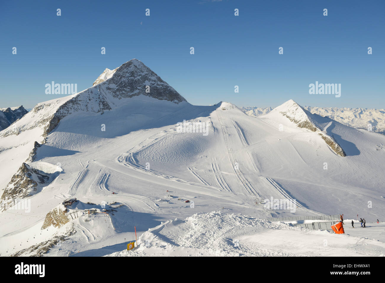Glacier de Hintertux et sommets Olperer (à gauche) et Gr. Kaserer (droite), Alpes de Zillertal, Tyrol, Autriche Banque D'Images