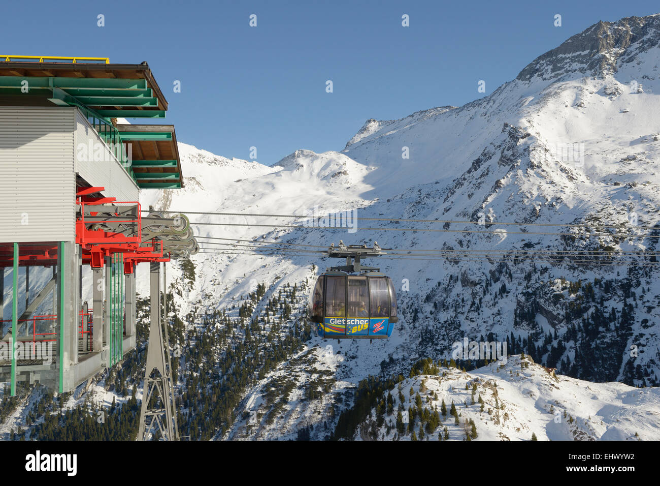 Téléphérique du glacier Hintertux la 2ème section à Sommerbergalm, Tyrol, Autriche Banque D'Images