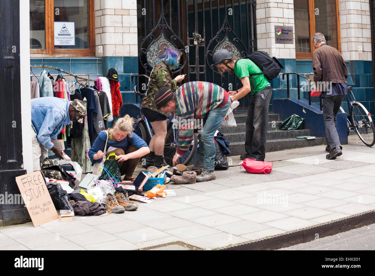 Free stuff plus à l'intérieur - personnes à la recherche de points de chaussées à Bristol en mai Banque D'Images